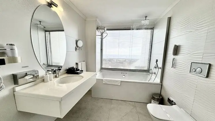 Deluxe Süit, Şehir Manzaralı (Sea and City View)