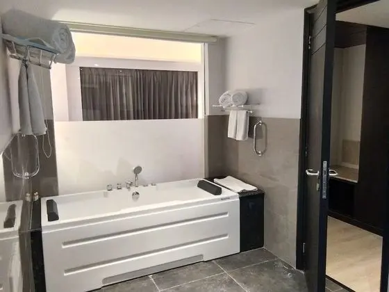 Süit, 1 En Büyük (King) Boy Yatak, Sigara İçilebilir