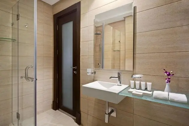 Business Suite Non-Smoking