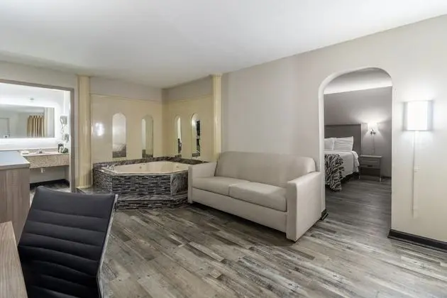 Süit, 1 En Büyük (King) Boy Yatak, Sigara İçilmez, Sıcak Su Küveti