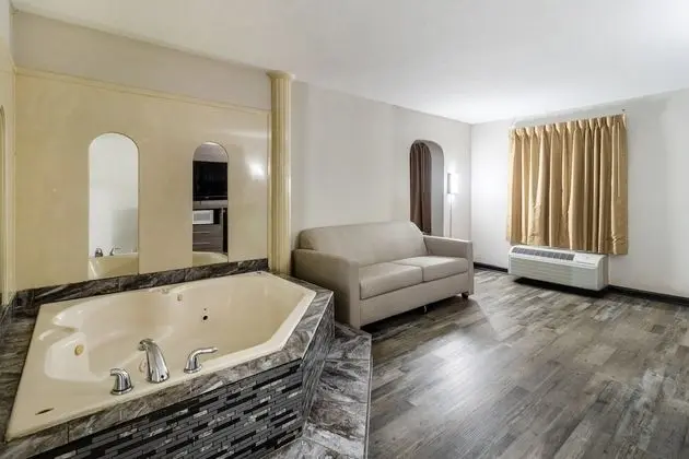 Süit, 1 En Büyük (King) Boy Yatak, Sigara İçilmez, Sıcak Su Küveti