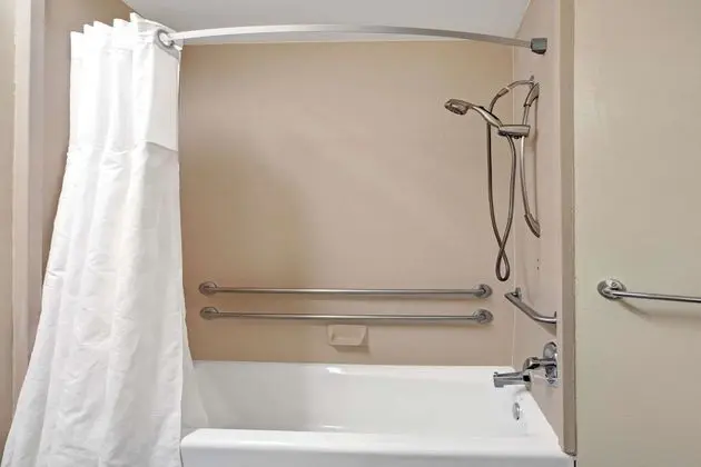 Oda, 2 Büyük (Queen) Boy Yatak, Engellilere Uygun, Sigara İçilmez (Mobility Accessible)