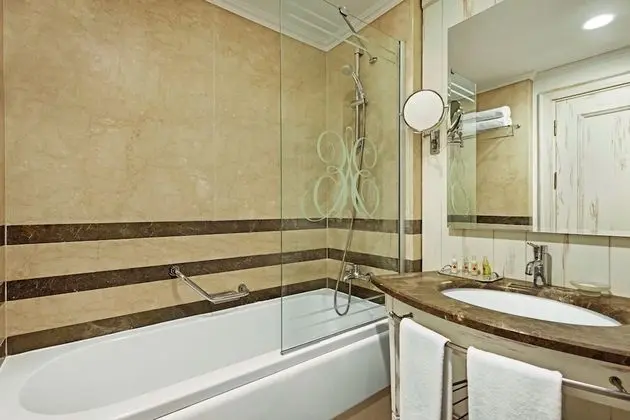 Deluxe Süit, 1 En Büyük (King) Boy Yatak, Sigara İçilebilir, Köşe (Mountain View)