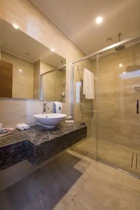 https://imagessl.etstur.com/files/images/hotelImages/TR/50215/l/Ramada-Plaza-Antalya-Oda-256406.jpg