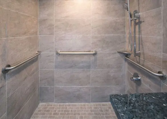 Oda, 1 En Büyük (King) Boy Yatak, Engellilere Uygun (Mobility & Hearing, Roll-in Shower)