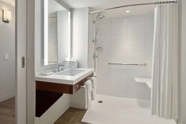 Süit, 1 Yatak Odası (Mobility Accessible, Tub)