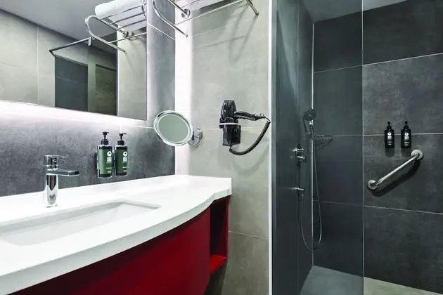 Oda, 1 Büyük (Queen) Boy Yatak, Engellilere Uygun, Sigara İçilmez (Land View, Roll-In Shower)