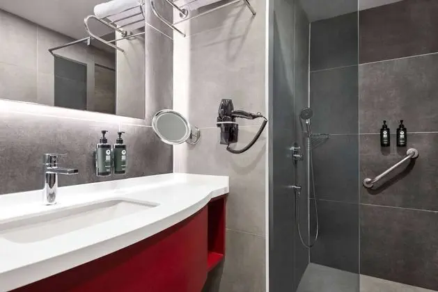 Oda, 1 Büyük (Queen) Boy Yatak, Engellilere Uygun, Sigara İçilmez (Land View, Roll-In Shower)