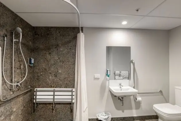 Engellilere uygun banyo