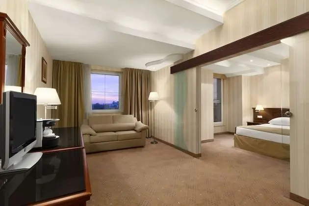 1 King Bed Non-Smoking Suite