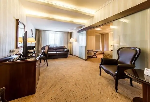 1 King Bed Non-Smoking Suite
