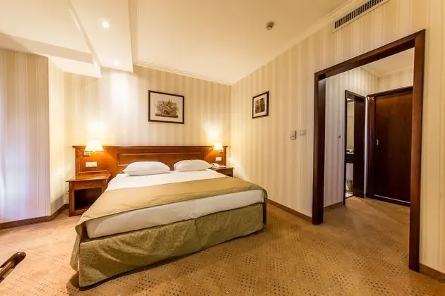 1 King Bed Non-Smoking Suite