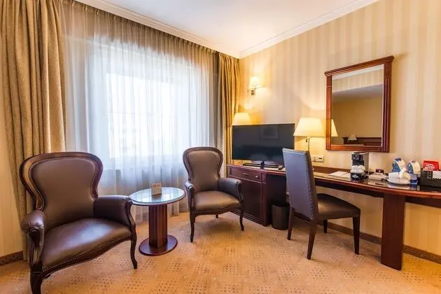 1 King Bed Non-Smoking Suite