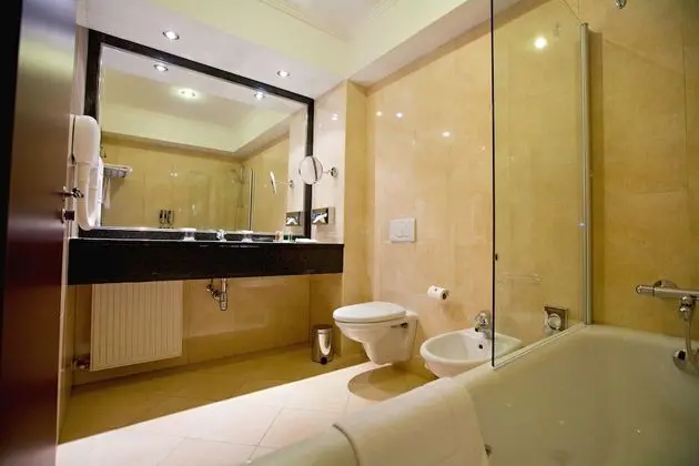 1 King Bed Non-Smoking Suite