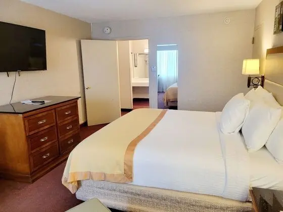 2 Room King Suite Non-Smoking, No Pets