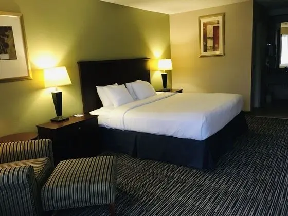 Oda, 1 Büyük (Queen) Boy Yatak, Engellilere Uygun, Sigara İçilmez