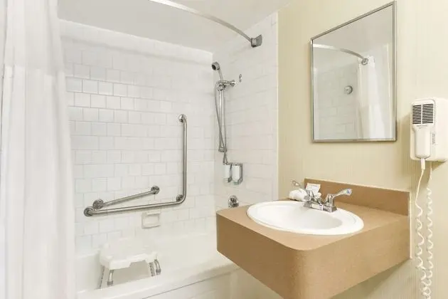 Room, 1 Queen Bed, Non Smoking (Mobility, City View)