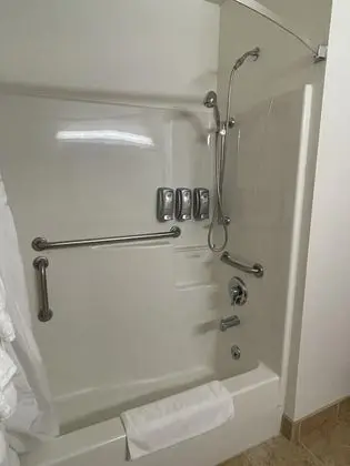 Oda, 1 Büyük (Queen) Boy Yatak, Engellilere Uygun, Sigara İçilmez (Mobility,tub w grab bars)