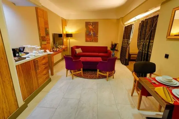 Hisar King Suit,    , Jakuzili