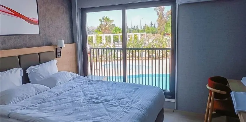 Havuz Manzaralı Standard Oda