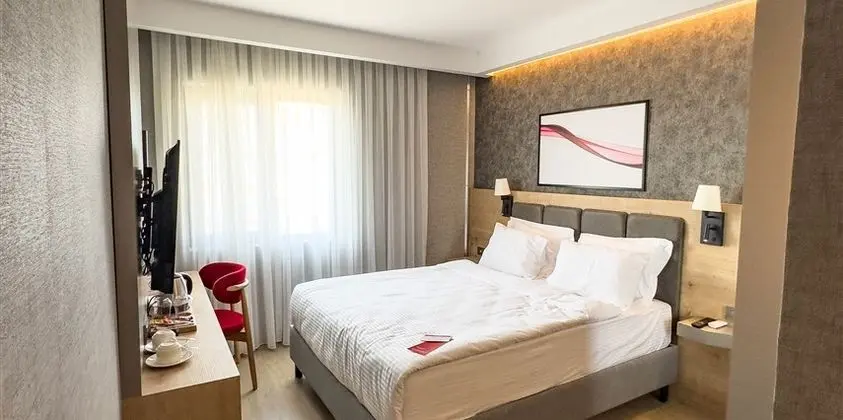 Havuz Manzaralı Standard Oda