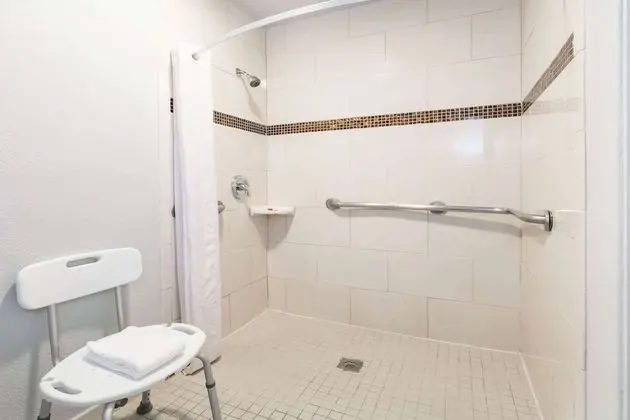 Oda, 2 Çift Kişilik Yatak, Engellilere Uygun (Roll-In Shower)