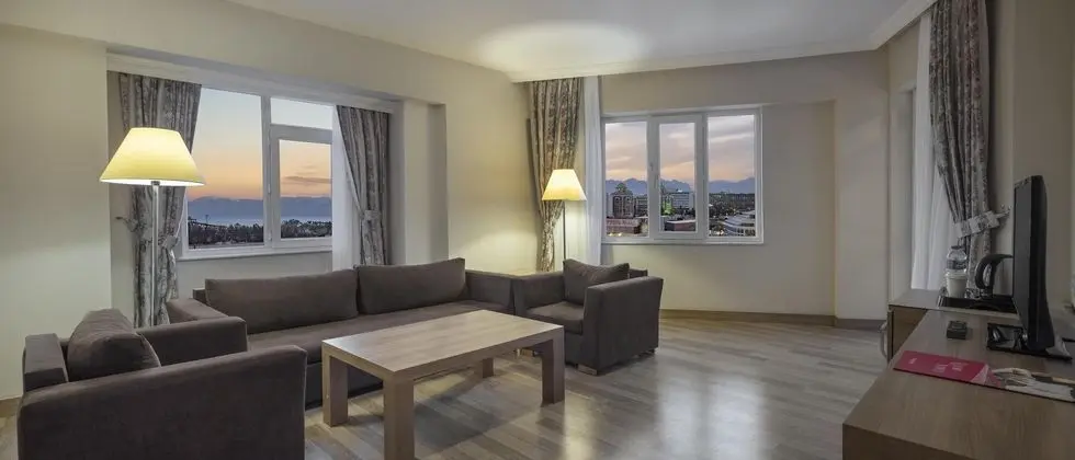 https://images.etstur.com/files/images/hotelImages/TR/51672/l/Ramada-Resort-Lara-Oda-362751.jpg