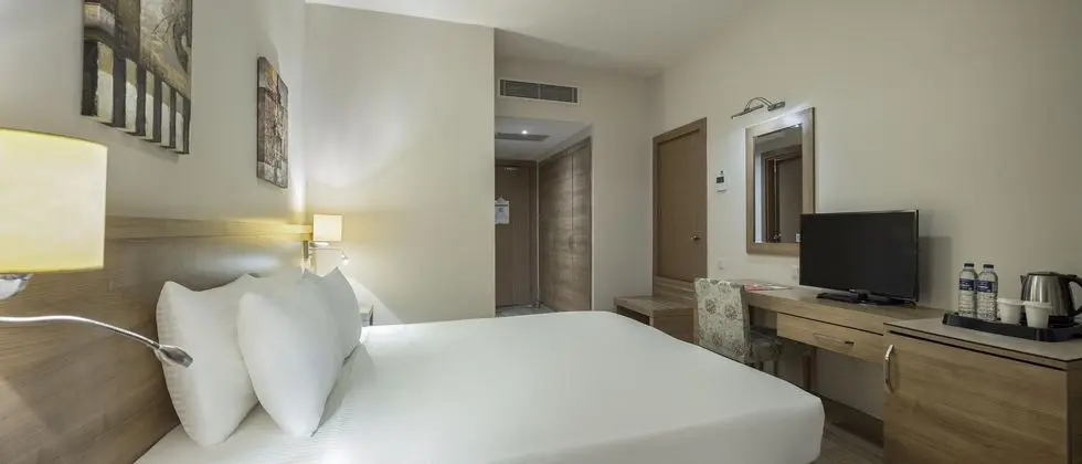 https://images.etstur.com/files/images/hotelImages/TR/51672/l/Ramada-Resort-Lara-Oda-362756.jpg