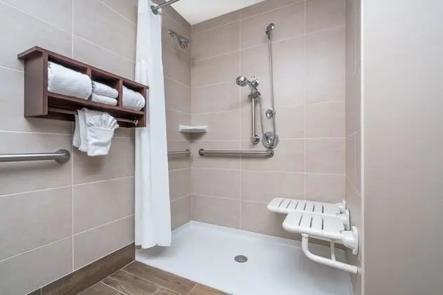 Oda, 2 Büyük (Queen) Boy Yatak, Engellilere Uygun, Sigara İçilmez (Mobility Accessible)