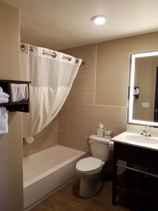 Oda, 2 Büyük (Queen) Boy Yatak, Engellilere Uygun, Sigara İçilmez (Mobility Accessible)