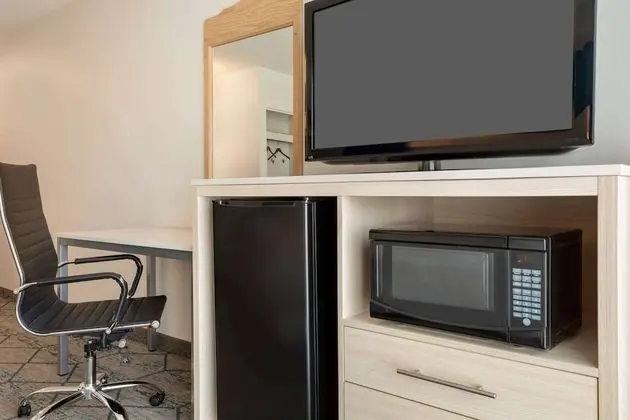 Süit, 1 Yatak Odası, Sigara İçilmez (First Floor, Patio Door)