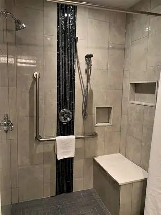 Oda, 1 En Büyük (King) Boy Yatak, Engellilere Uygun, Sigara İçilmez (Mobility Accessible)