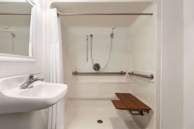 Oda, 2 Büyük (Queen) Boy Yatak, Engellilere Uygun, Sigara İçilmez (Mobility Accessible)