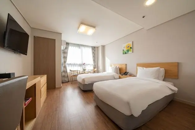 Oda, 2 Tek Kişilik Yatak, Sigara İçilmez (Bigger than most in Seoul)