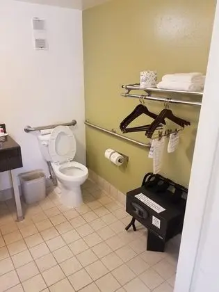 Oda, 1 Büyük (Queen) Boy Yatak, Engellilere Uygun, Sigara İçilmez (Roll-In Shower)