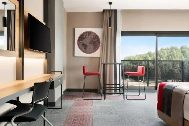 Corner Suite, Kara veya Havuz Manzaralı