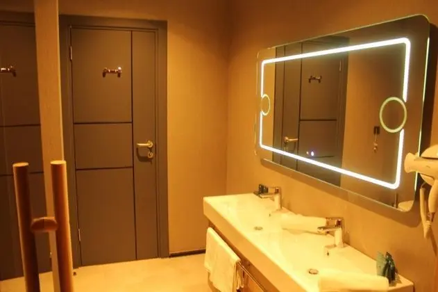 Corner Suite, Kara veya Havuz Manzaralı