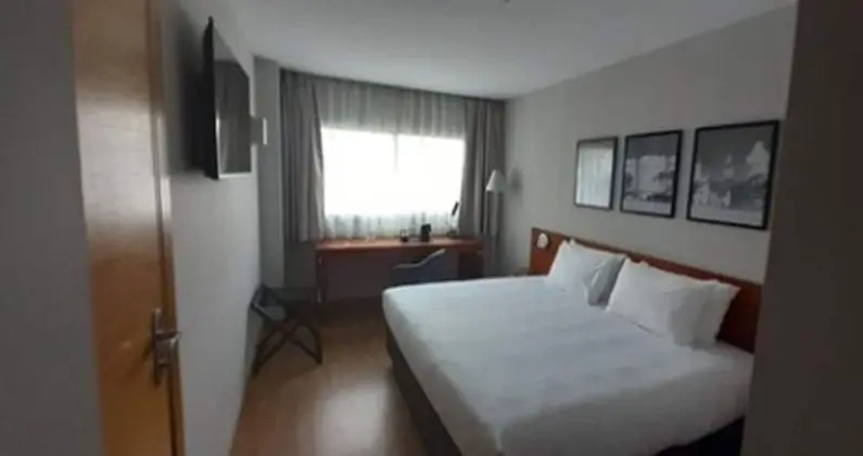 Tek Büyük Yataklı Oda, 1 Çift Kişilik Yatak, Havuz Manzaralı