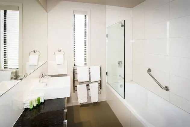 Süit, Sigara İçilmez (1 King & 2 Single Beds)