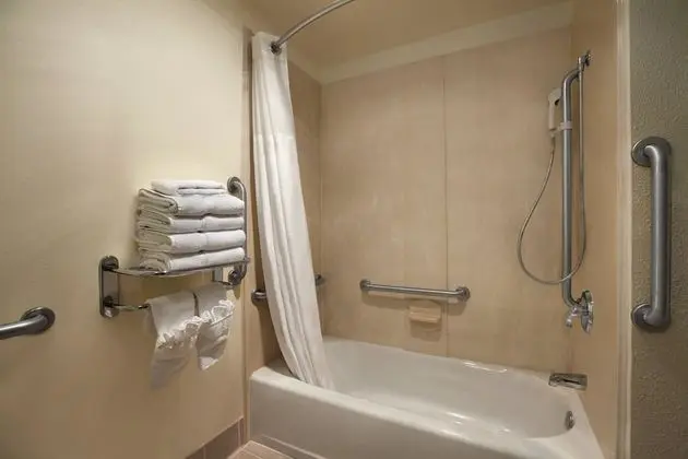 Oda, 2 Büyük (Queen) Boy Yatak, Engellilere Uygun, Sigara İçilmez