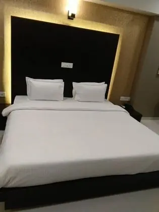 Deluxe Tek Büyük Yataklı Oda, 1 Yatak Odası, Özel Banyo, Bahçe Manzaralı