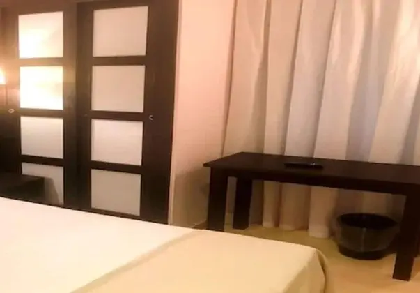 Basic Interior (queen size bed)