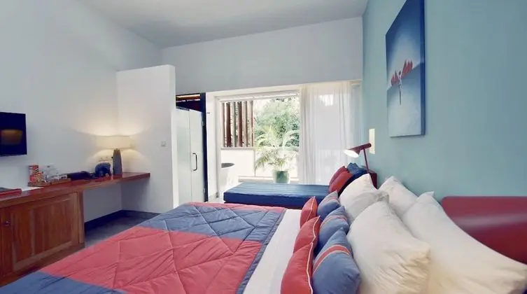 Deluxe Tek Büyük Yataklı Oda, Havuz Manzaralı