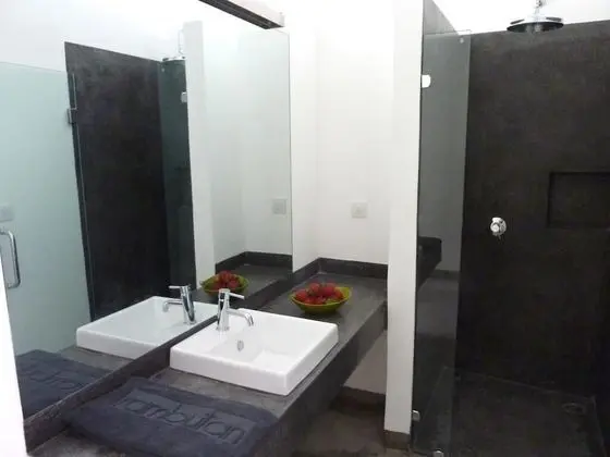 Deluxe Tek Büyük Yataklı Oda, Havuz Manzaralı