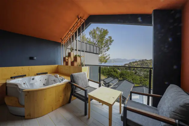 Deluxe Jakuzili Deniz Manzaralı Oda