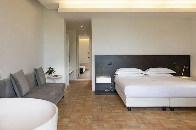 Exclusive Tek Büyük veya İki Ayrı Yataklı Oda, 1 En Büyük (King) Boy Yatak ve Çekyat, Küvet, Avlu