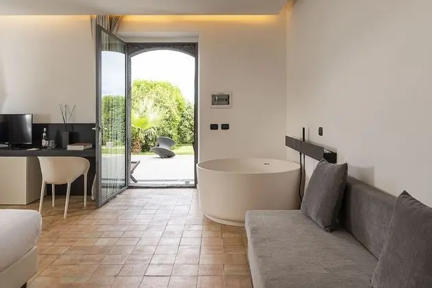 Exclusive Tek Büyük veya İki Ayrı Yataklı Oda, 1 En Büyük (King) Boy Yatak ve Çekyat, Küvet, Avlu