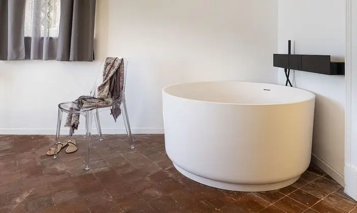 Exclusive Tek Büyük veya İki Ayrı Yataklı Oda, 1 En Büyük (King) Boy Yatak ve Çekyat, Küvet, Avlu