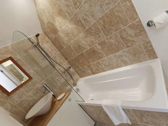 İki Ayrı Yataklı Oda, Banyolu/Duşlu