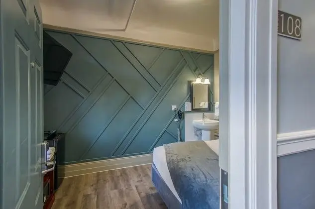 Run of House 1 Queen Bed, Shared Bathroom